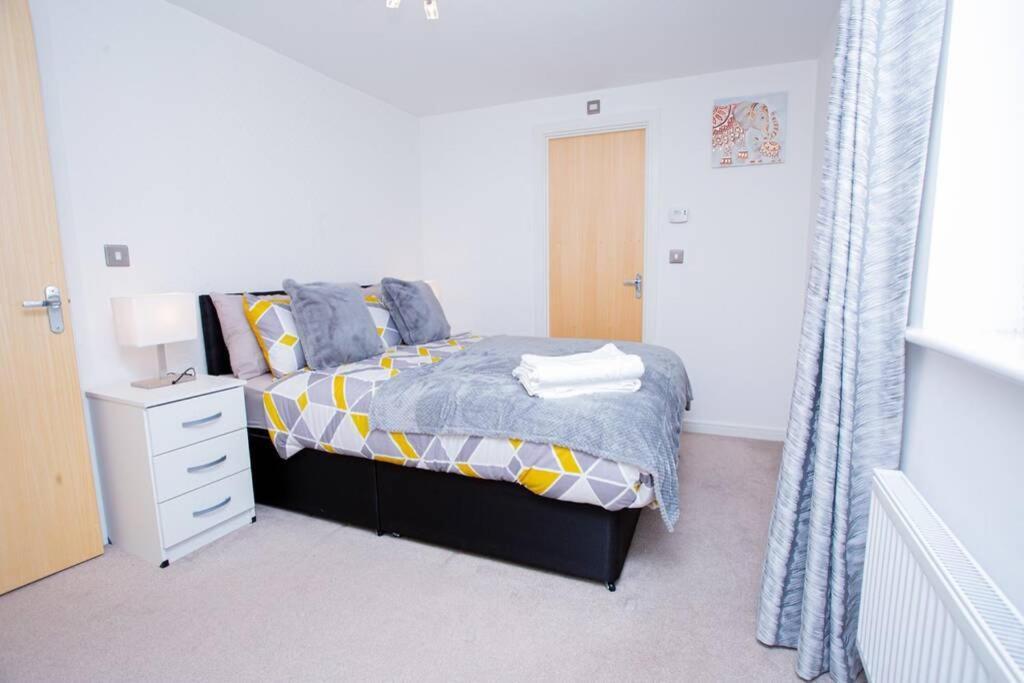 Mills Apartment - Two Bedroom En-Suite Apartment Northampton Zewnętrze zdjęcie